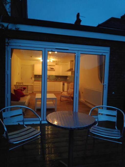 Adorable One-Bedroom Flat With Patio Garden. Southwick  Kültér fotó