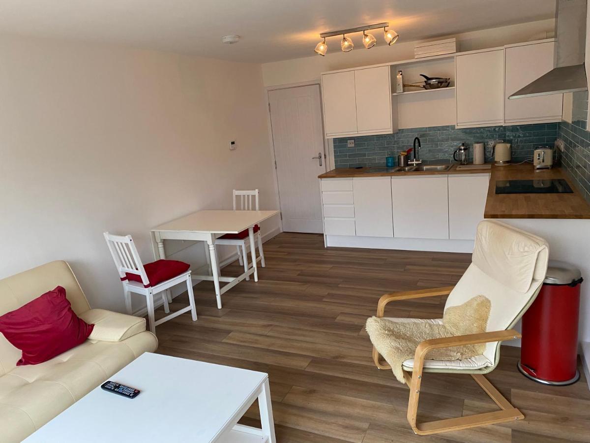 Adorable One-Bedroom Flat With Patio Garden. Southwick  Kültér fotó