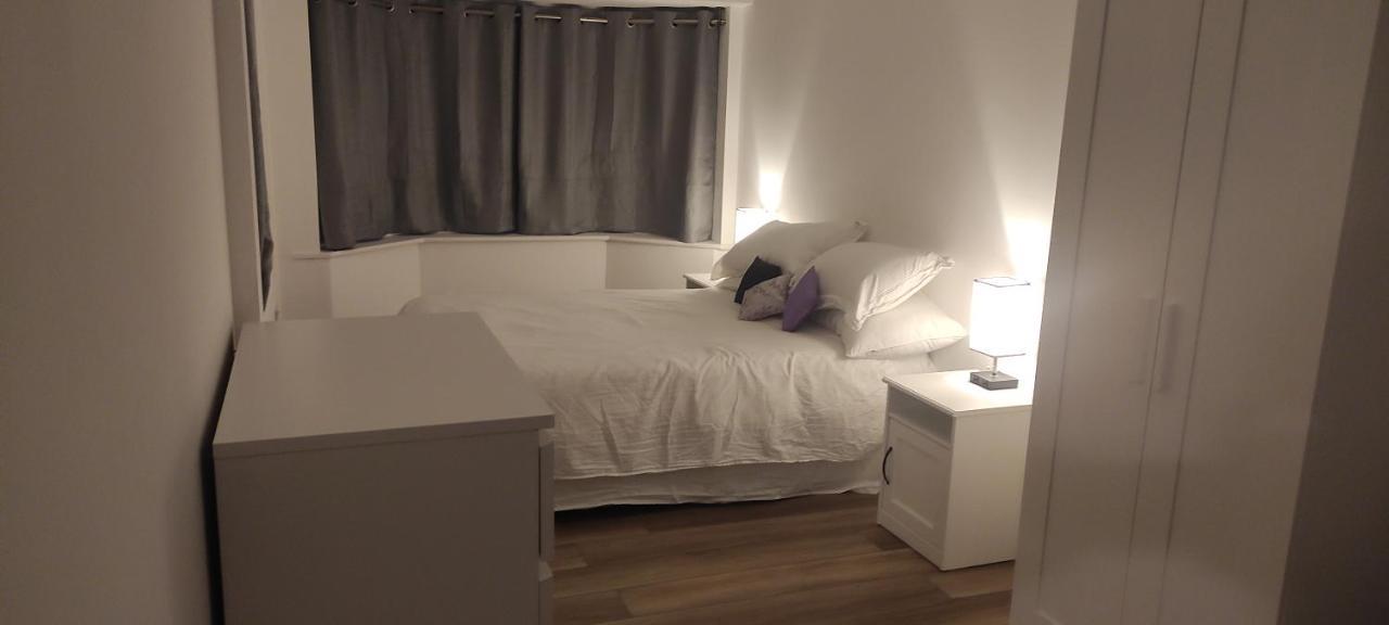 Adorable One-Bedroom Flat With Patio Garden. Southwick  Kültér fotó