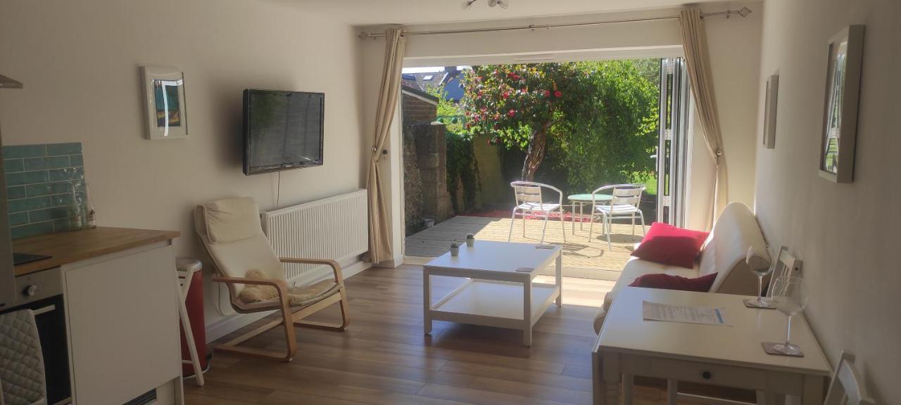 Adorable One-Bedroom Flat With Patio Garden. Southwick  Kültér fotó
